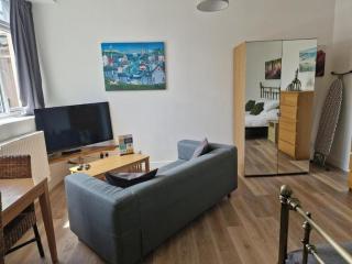 NEWLY Refurbed - Large Studio Apt With Private Parking - 2
