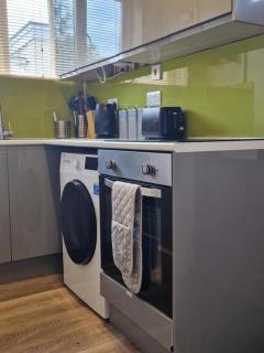 NEWLY Refurbed - Large Studio Apt With Private Parking - 1