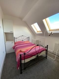 EGHAM LOVELY STUDIO SELF CONTAINED 2 mins station - 6