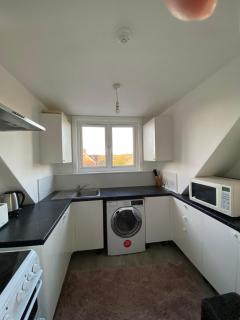 EGHAM LOVELY STUDIO SELF CONTAINED 2 mins station - 9