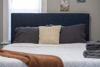 Urban Art Escape in Gordon Sq With King Size Bed - 9