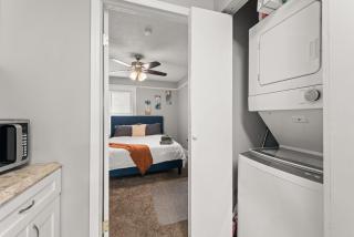 Urban Art Escape in Gordon Sq With King Size Bed - 7