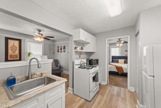 Urban Art Escape in Gordon Sq With King Size Bed - 8