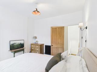 Chester Cottage - Romantic 1-Bed Cottage, Cirencester with Log Burner - 7