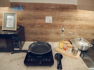 Cozy Family Stay BHK1 Bahria Paradise with WiFi, AC and Parking - 1