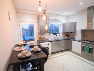 Luxury 2BD, Near O2, WIFI, Games - 1