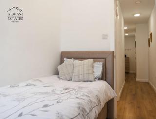 Spacious 2 Bedroom Apartment Centre Of Town - 1