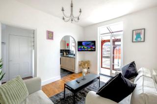 Greener Stays - A Beautiful 3-double bedroom Apartment - 7