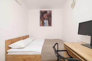 Piastow Comfy Apartment with Balcony & Home office in Katowice by Noclegi Renters - 9