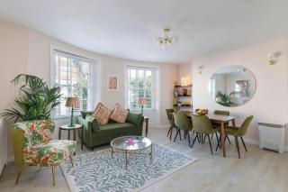 The Chic Coastal Retreat - 3BD - 0