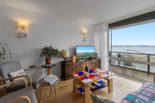 Seaside Rendezvous - Sleeps 7, Sea Views & Parking - 9