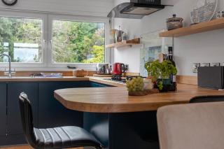 Seaside Rendezvous - Sleeps 7, Sea Views & Parking - 1