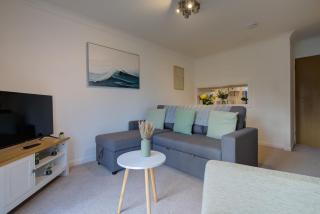 Stamford Central 2-Bed House with Free Parking - 7