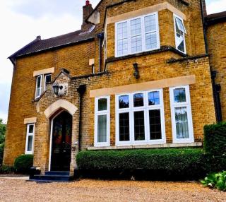 Exquisite Weybridge Mansion Flat High-End Finishes - Walton-on-Thames - 0