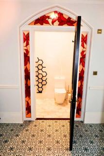 Exquisite Weybridge Mansion Flat High-End Finishes - Walton-on-Thames - 7