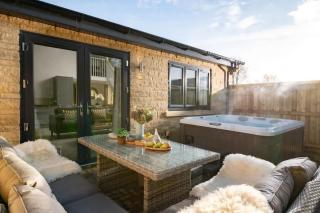 New Market - Modern Stay in Cotswolds with Hot Tub - 0