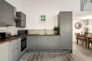 New Market - Modern Stay in Cotswolds with Hot Tub - 4