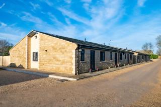 New Market - Modern Stay in Cotswolds with Hot Tub - 2