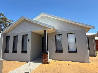 Wellard Nest- Perth- Newly built house, walk to the shops and train station- Close to Rockingham and motorplex - 1