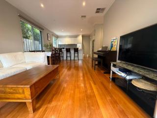 Kew East Luxury 4BR Townhouse Free Street Parking Family Friendly - 9