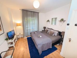 Central City Oasis - Sleeps 4 Parking Included Contractor Discounts! - 9