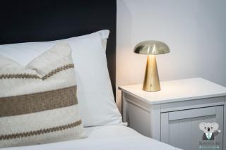 KozyGuru | Mascot | Stylish 2BR | Balcony& Parking - 4