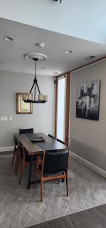 Arlington Contemporary 5 BDRM Home - 6