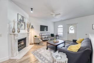 Modern 4BR Retreat with Fire Pit - 0