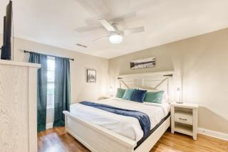 Modern 4BR Retreat with Fire Pit - 7