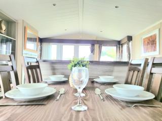 Lovely Caravan With Decking At Cherry Tree Park Norfolk Ref 70724C - 8