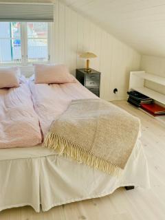 New Timber Holiday Home With Bay Views - 8