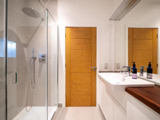 Dartmouth Apartment, Light, Modern and Relaxing - 3