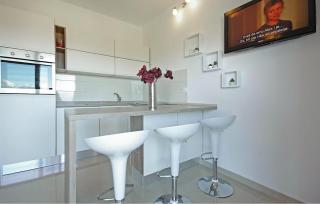 Lovely Apartment In Makarska With Lake View - 1