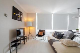 Modern 1BR Downtown Suite - High-Speed Wi-Fi - 4