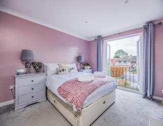 Gorgeous Family Home with Garden - Pass the Keys - 7