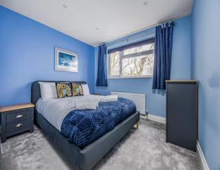 Gorgeous Family Home with Garden - Pass the Keys - 9