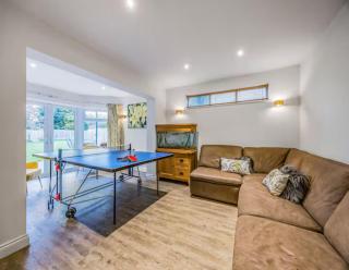 Gorgeous Family Home with Garden - Pass the Keys - 5