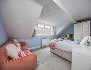 Gorgeous Family Home with Garden - Pass the Keys - 2