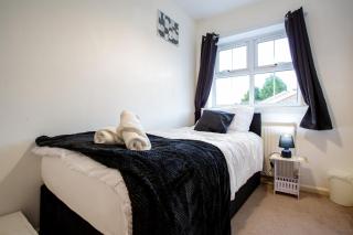 Deluxe Spacious 5 Bed Home -Free Parking-Sleeps 10 - 1