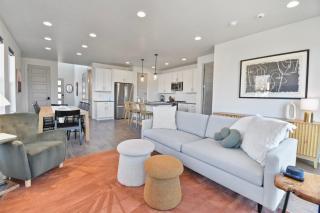 Light-Filled Nordic Retreat w Unobstructed Views - 0