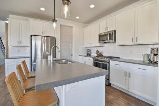 Light-Filled Nordic Retreat w Unobstructed Views - 7