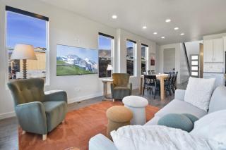 Light-Filled Nordic Retreat w Unobstructed Views - 3