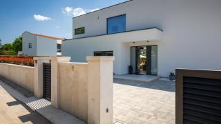 Modern villa Blanka with pool and grill in Tinjan - 0