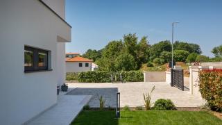 Modern villa Blanka with pool and grill in Tinjan - 9