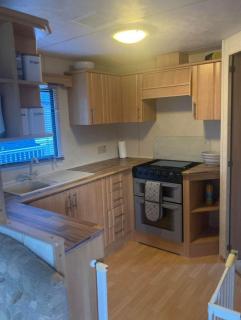 Homely Caravan At Orchards Holiday Park In Essex, Sleeps 8 Ref 15018B - 6