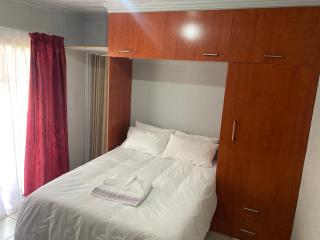 Ikhutseng Guesthouse - 9