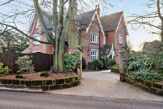 Luxury Detached House in Large Private Grounds, with Outdoor Jacuzzi and Sauna - 8