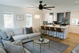 “Ivory Inn” - Cozy Modern Stay w/ Hot Tub - LEX - 0