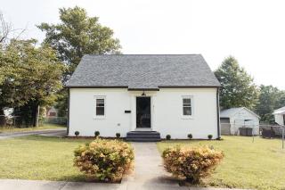 “Ivory Inn” - Cozy Modern Stay w/ Hot Tub - LEX - 9