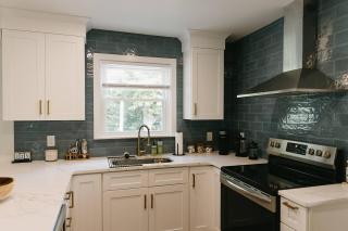 “Ivory Inn” - Cozy Modern Stay w/ Hot Tub - LEX - 8